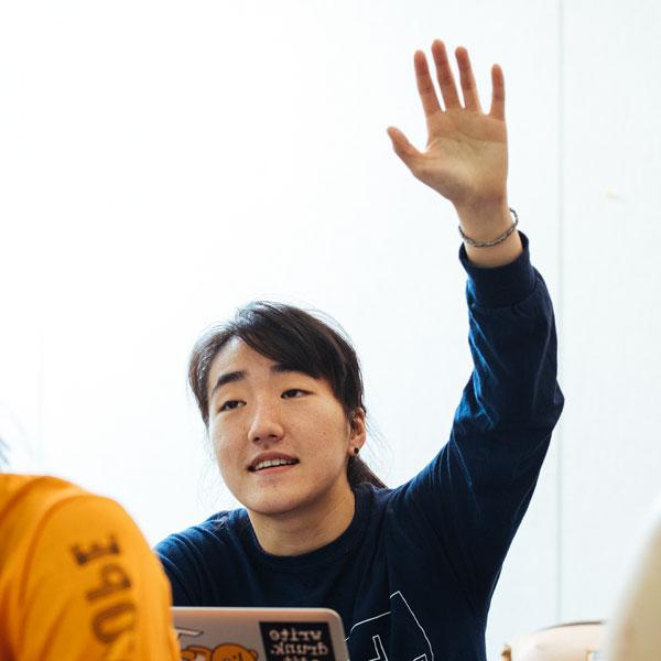 一位德国研究专业的学生在课堂上举手.